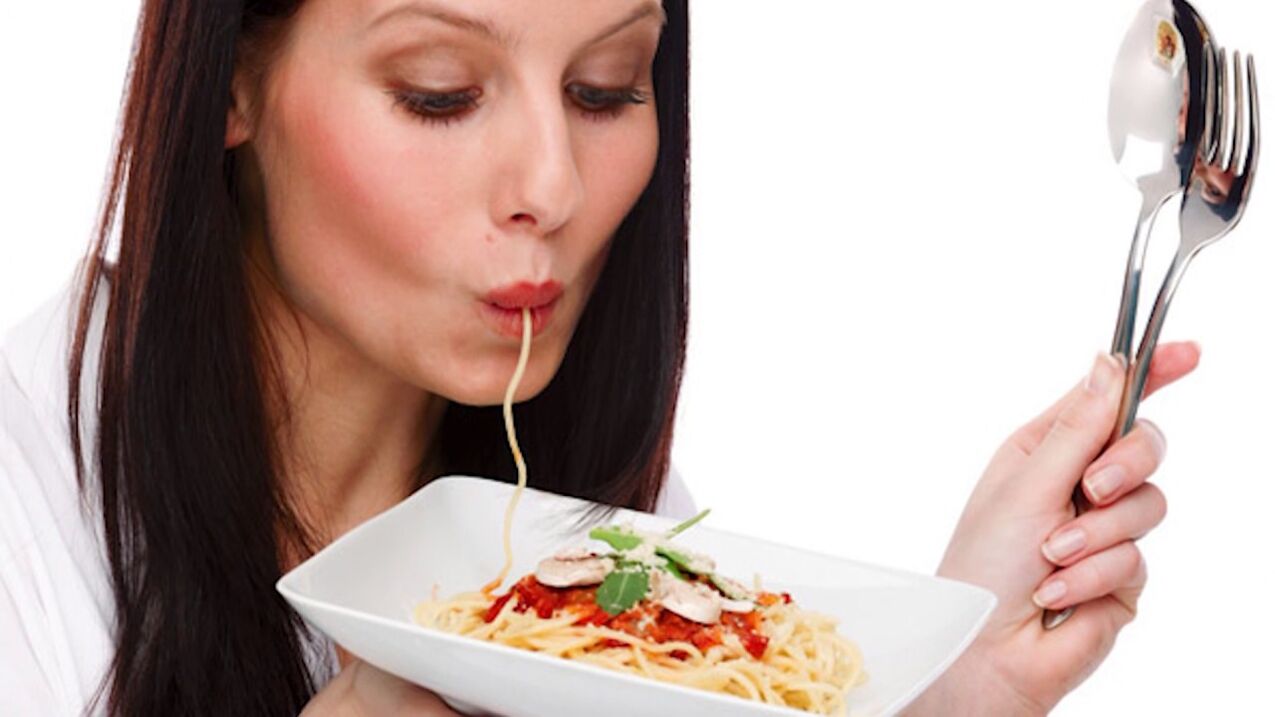 woman eating spaghetti to lose belly