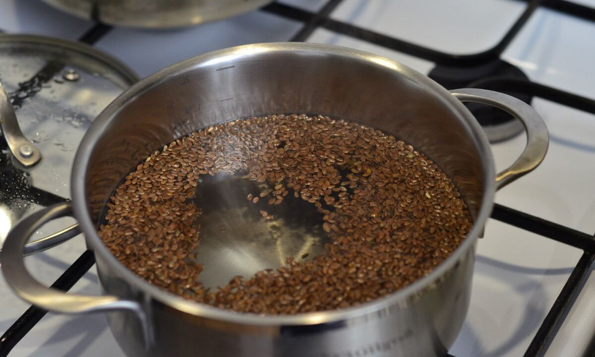 One of the options for eating flax seeds is decoction. 